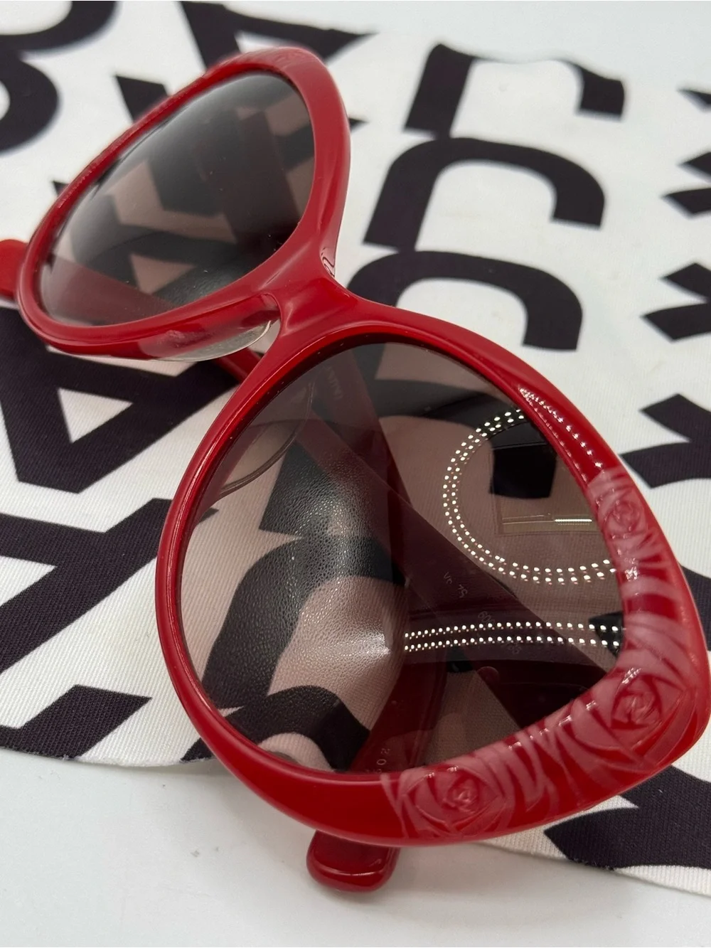 Valentino V617S Red Cat-Eye Women’s Sunglasses Floral Sculpting Italy Rare Pair